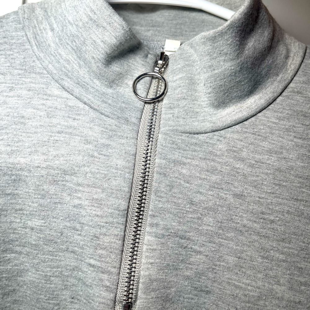 Top Size Small. - Picture 3 of 3